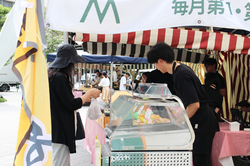 出店の様子。店員とお客さんがやり取りしている